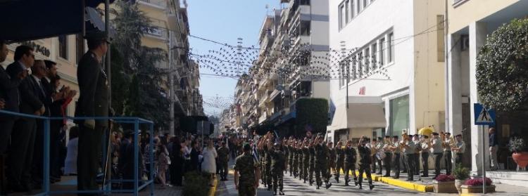 Η στρατιωτική παρέλαση για τα 107 ελευθέρια της Βέροιας, με αιχμή του δόρατος τους «πράσινους μπερέδες» της Β΄ΜΚΔ