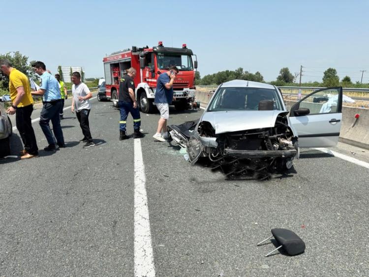 Mία νεκρή και 3 τραυματίες από τη σύγκρουση τριών οχημάτων στον κόμβο Νησελίου