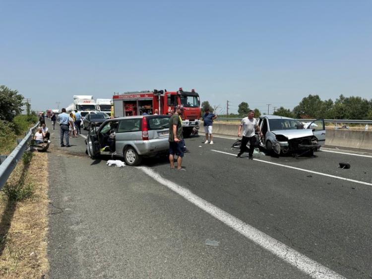 Mία νεκρή και 3 τραυματίες από τη σύγκρουση τριών οχημάτων στον κόμβο Νησελίου